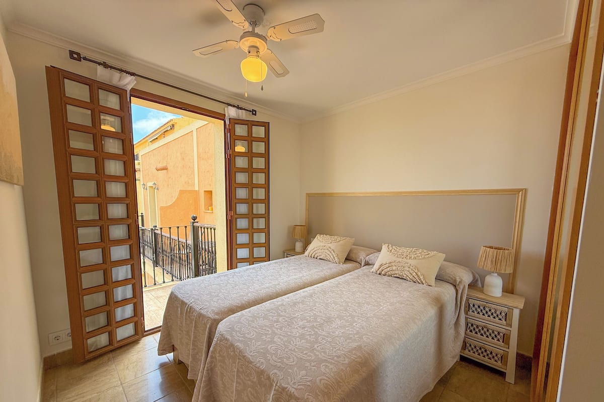 Ropa de cama hipoalergénica y tabla de planchar con plancha 