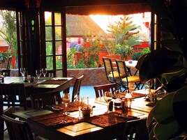 2 restaurantes; se sirven desayunos, almuerzos, cenas y brunches
