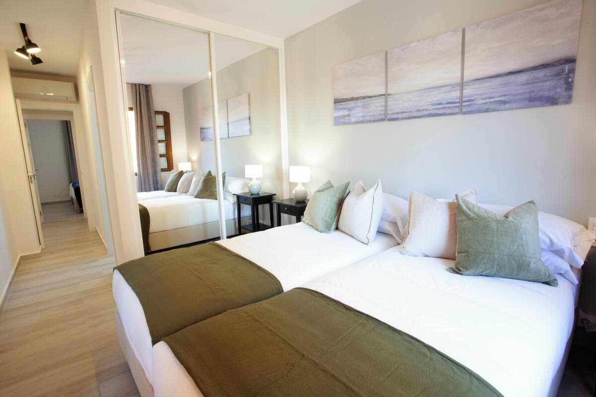 Ropa de cama hipoalergénica y tabla de planchar con plancha 