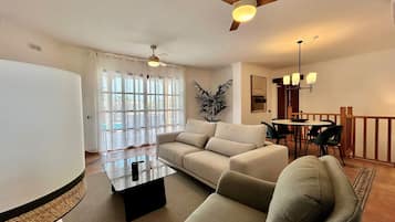 Villa, 3 slaapkamers (CV3) | Woonruimte | Een 32-inch smart-tv met kabelzenders en een dvd-speler