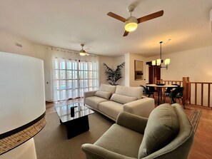 Villa, 3 Schlafzimmer (CV3) | Wohnbereich | 32-Zoll-Smart-TV mit Kabelempfang, DVD-Player