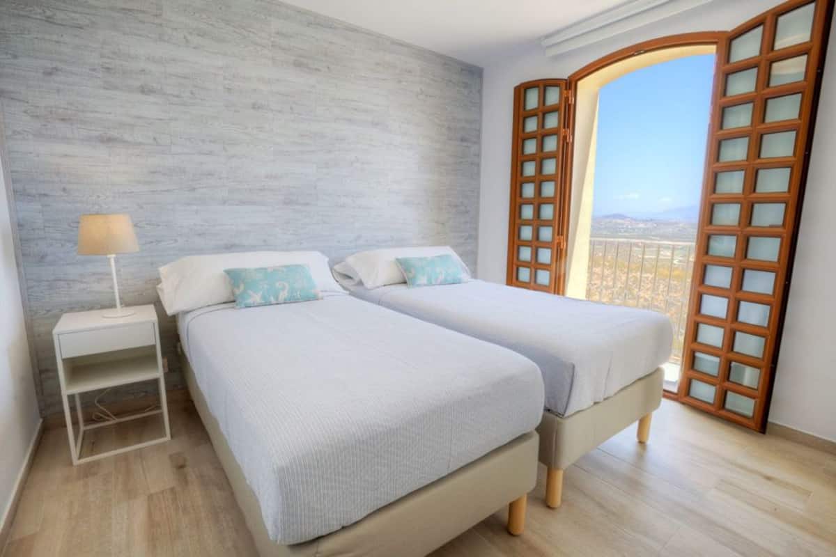 Ropa de cama hipoalergénica y tabla de planchar con plancha 