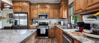 Soulshine-Great Location! Large Backyard w/Play Set & Many Entertainment Options