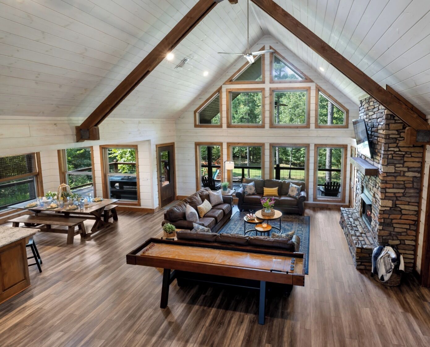 Televisie en een open haard