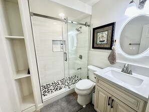 Shower, hair dryer, towels, soap - 3B/2B Haven near Atlantic Square (Alhambra)