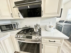 Private kitchen - 3B/2B Haven near Atlantic Square (Alhambra)