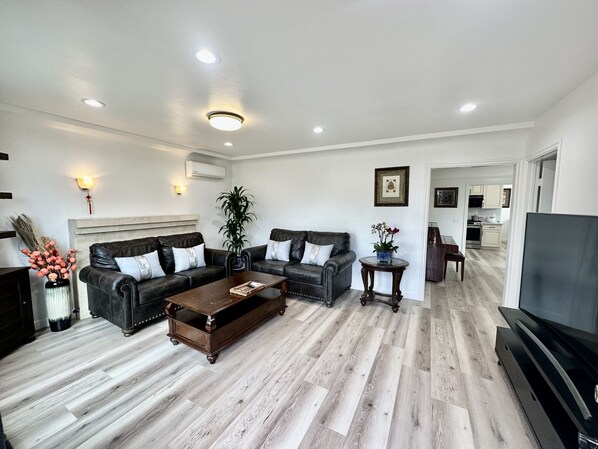 Living area - 3B/2B Haven near Atlantic Square (Alhambra)