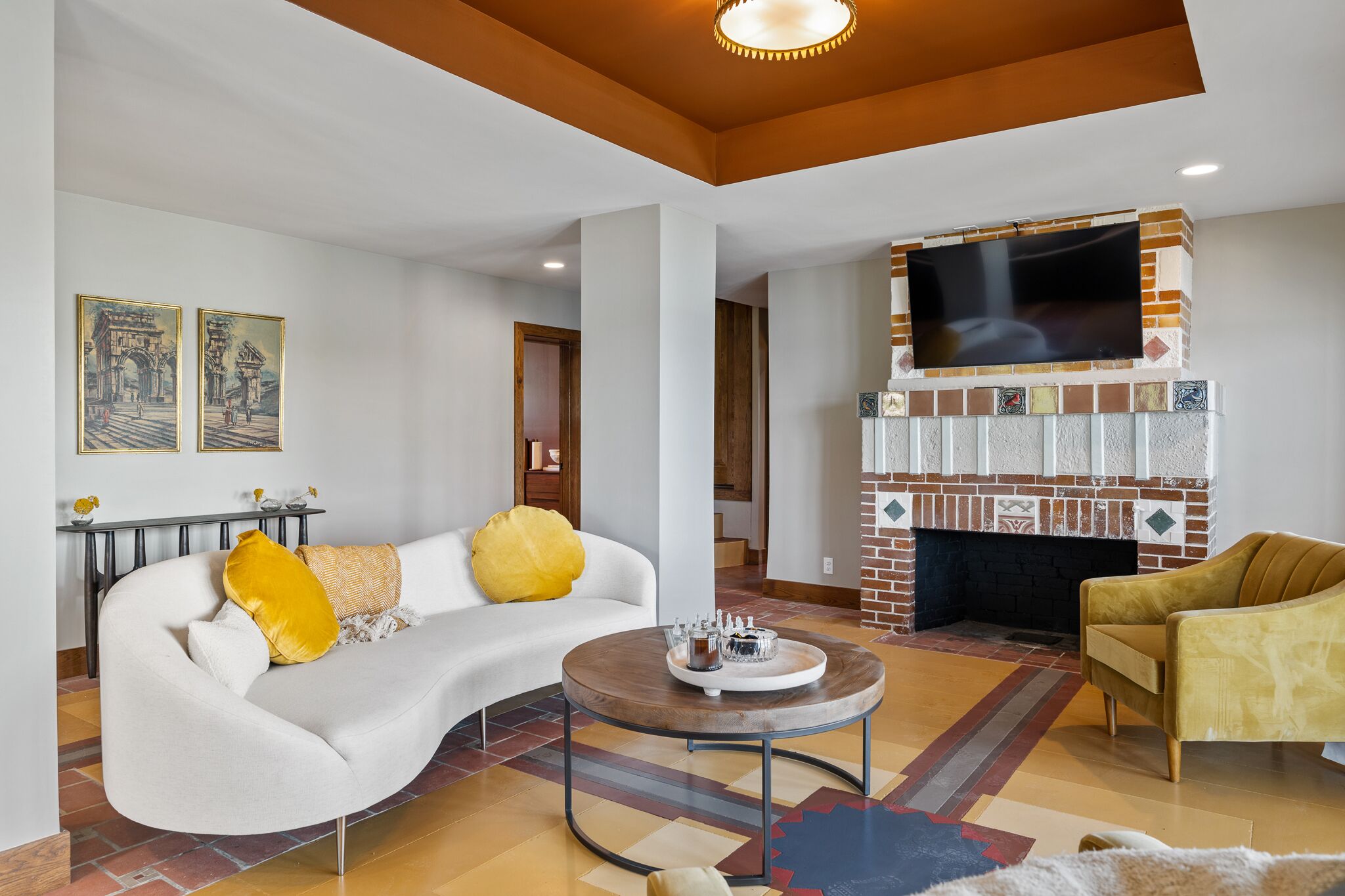 Luxury Riverside Stay - Historic Gaffney House Lower Level