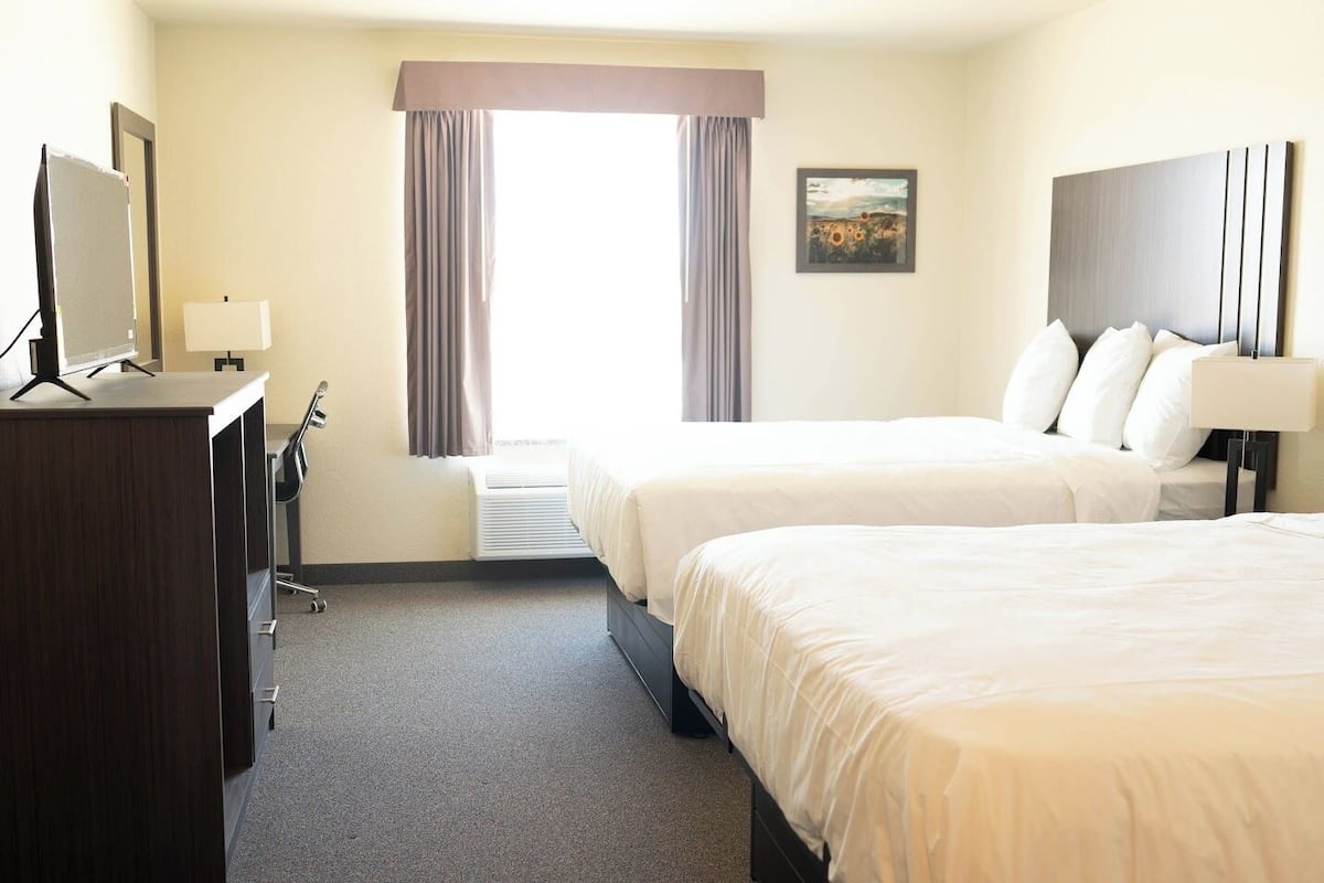 1 bedroom, premium bedding, Select Comfort beds, desk