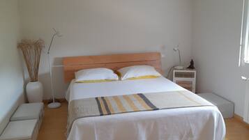 3 chambres, bureau, fer et planche Ă repasser, lit parapluie