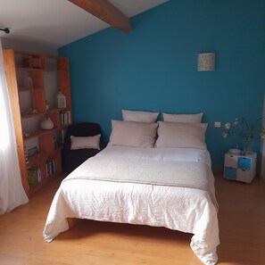 3 bedrooms, desk, iron/ironing board, travel crib