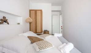 2 chambres, coffres-forts dans les chambres, bureau