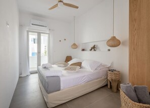2 chambres, coffre-fort, bureau, fer et planche à repasser