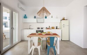 Réfrigérateur, un four, surface de cuisson, lave-vaisselle