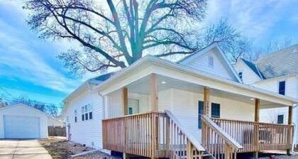 Cozy 3 bedroom home, 1 bathroom, single garage, 5 mins to downtown