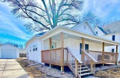 Cozy 3 bedroom home, 1 bathroom, single garage, 5 mins to downtown
