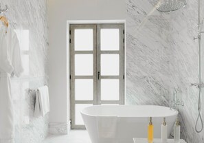 Kamar Double Deluks, pemandangan kota | Kamar mandi | Perlengkapan mandi gratis, pengering rambut, jubah mandi, dan sandal