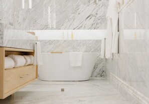 Deluxe-Zimmer, 1 King-Bett, Stadtblick | Badezimmer | Kostenlose Toilettenartikel, Haartrockner, Bademäntel, Hausschuhe