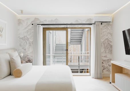 Deluxe Suite King | Hypo-allergenic bedding, down comforters, pillowtop beds