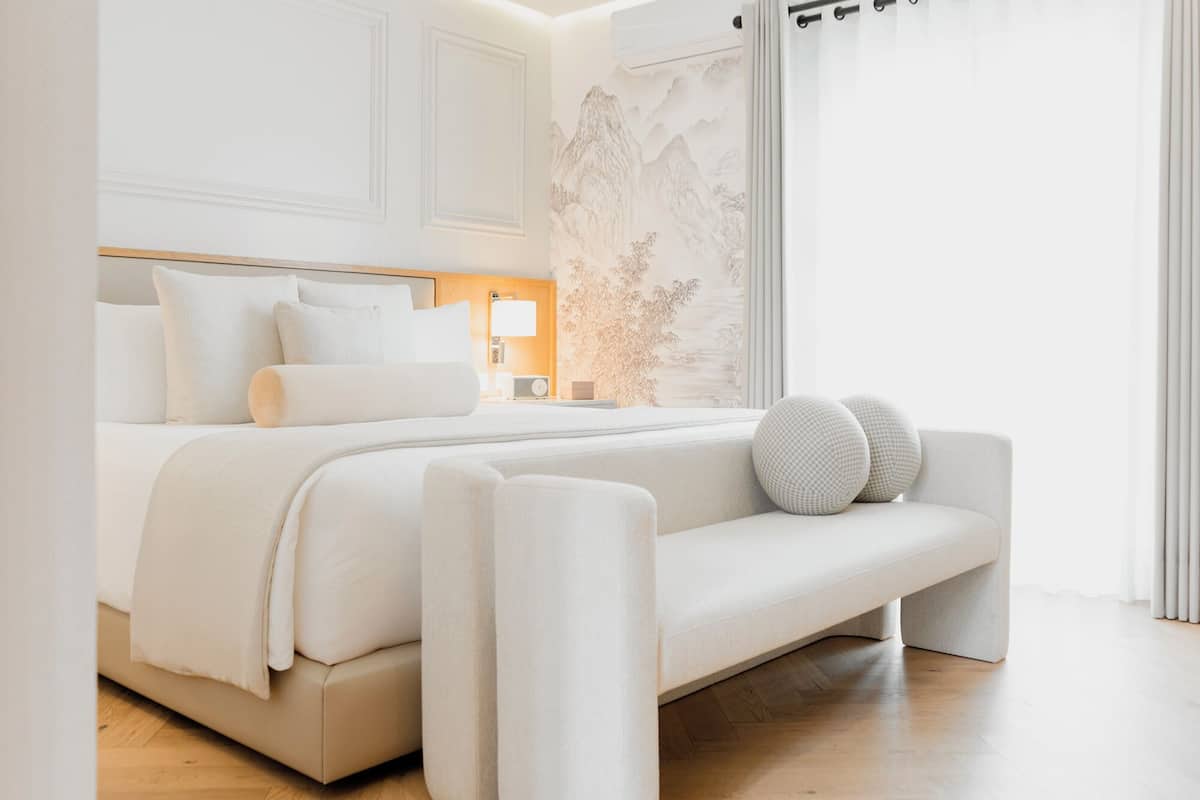 Kamar Deluks, 1 Tempat Tidur King, pemandangan kota | 1 kamar tidur, seprai antialergi, dan selimut bulu angsa