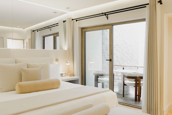 Quarto luxo, 1 cama King | Roupas de cama antialérgicas, edredons de pluma