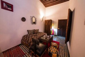 6 chambres, fer et planche à repasser