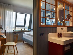 Large | Salle de bain | Douche, douche à « effet pluie », articles de toilette écologiques