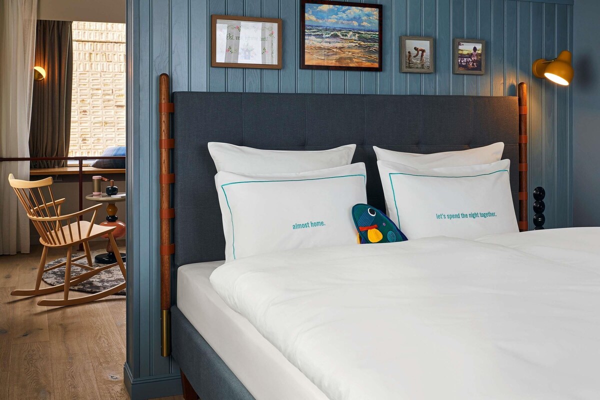 Gigantic | Premium bedding, minibar (free items), in-room safe, laptop workspace