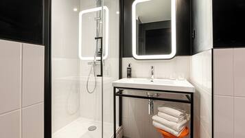 Standard Room, 2 Single Beds | Bathroom | Hair dryer, towels, soap, shampoo