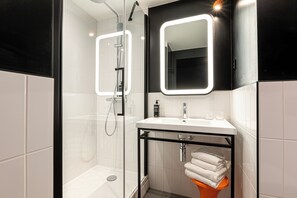 Standard Room, 2 Twin Beds | Bathroom | Hair dryer, towels, soap, shampoo