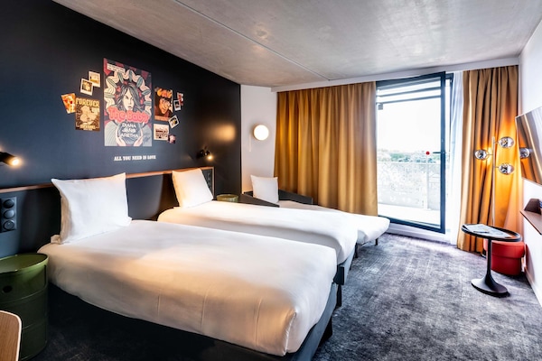 Premium bedding, in-room safe, laptop workspace, blackout drapes