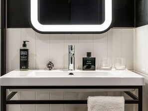 Sengetøy av topp kvalitet, safe på rommet og skrivebord for bærbar PC