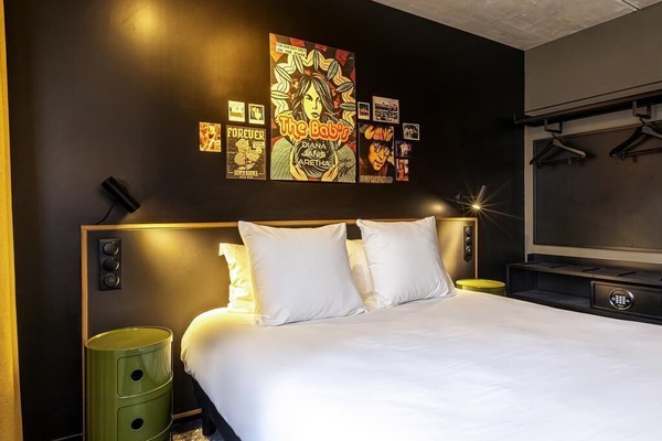 Premium bedding, in-room safe, laptop workspace, blackout curtains