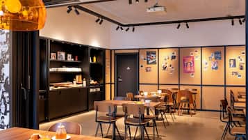 ๋งค์ผ ์ ๋ฝ์ ๋ฌด๋ฃ ์์นจ ์์ฌ ํฌํจ