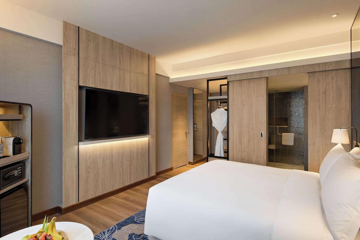 Classic Room, 1 Queen Bed | Minibar, in-room safe, desk, soundproofing