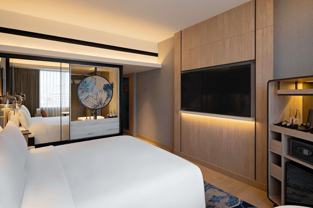 Executive Room, 1 Queen Bed | Minibar, in-room safe, desk, soundproofing