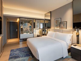 Executive Room, 1 Queen Bed | Minibar, in-room safe, desk, soundproofing