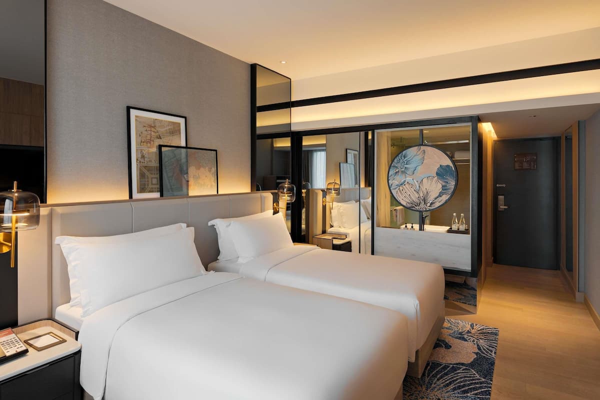 Executive Room, 2 Twin Beds | Minibar, in-room safe, desk, soundproofing