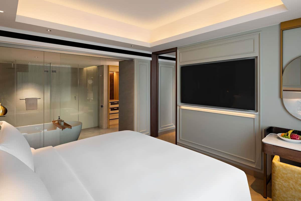 Deluxe Suite, 1 King Bed | Minibar, in-room safe, desk, soundproofing
