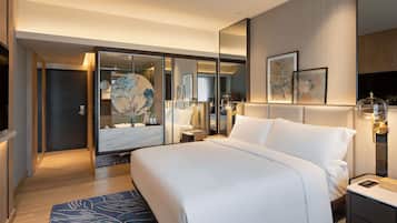 Executive Room, 1 Queen Bed | Minibar, in-room safe, desk, soundproofing