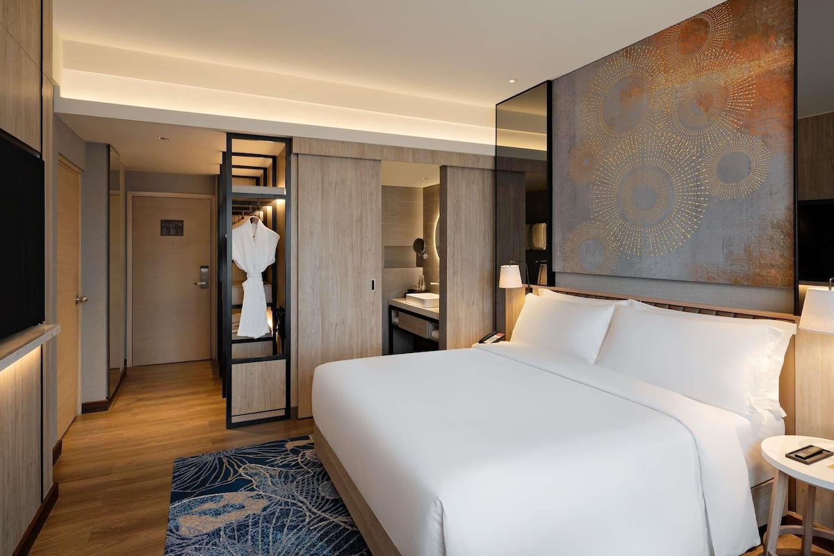 Classic Room, 1 Queen Bed | Minibar, in-room safe, desk, soundproofing