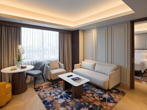 Suite Deluks, 1 Tempat Tidur King | Minibar, brankas, meja kerja, dan kedap suara