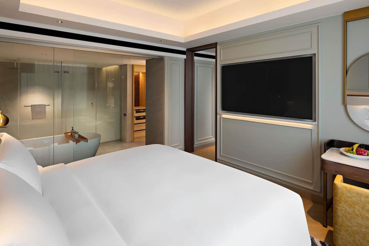 Suite Deluxe, 1 très grand lit | Minibar, coffres-forts dans les chambres, bureau, chambres insonorisées