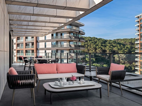 Suíte luxo, 2 quartos, terraço | Roupas de cama premium, edredons de pluma, cofres nos quartos