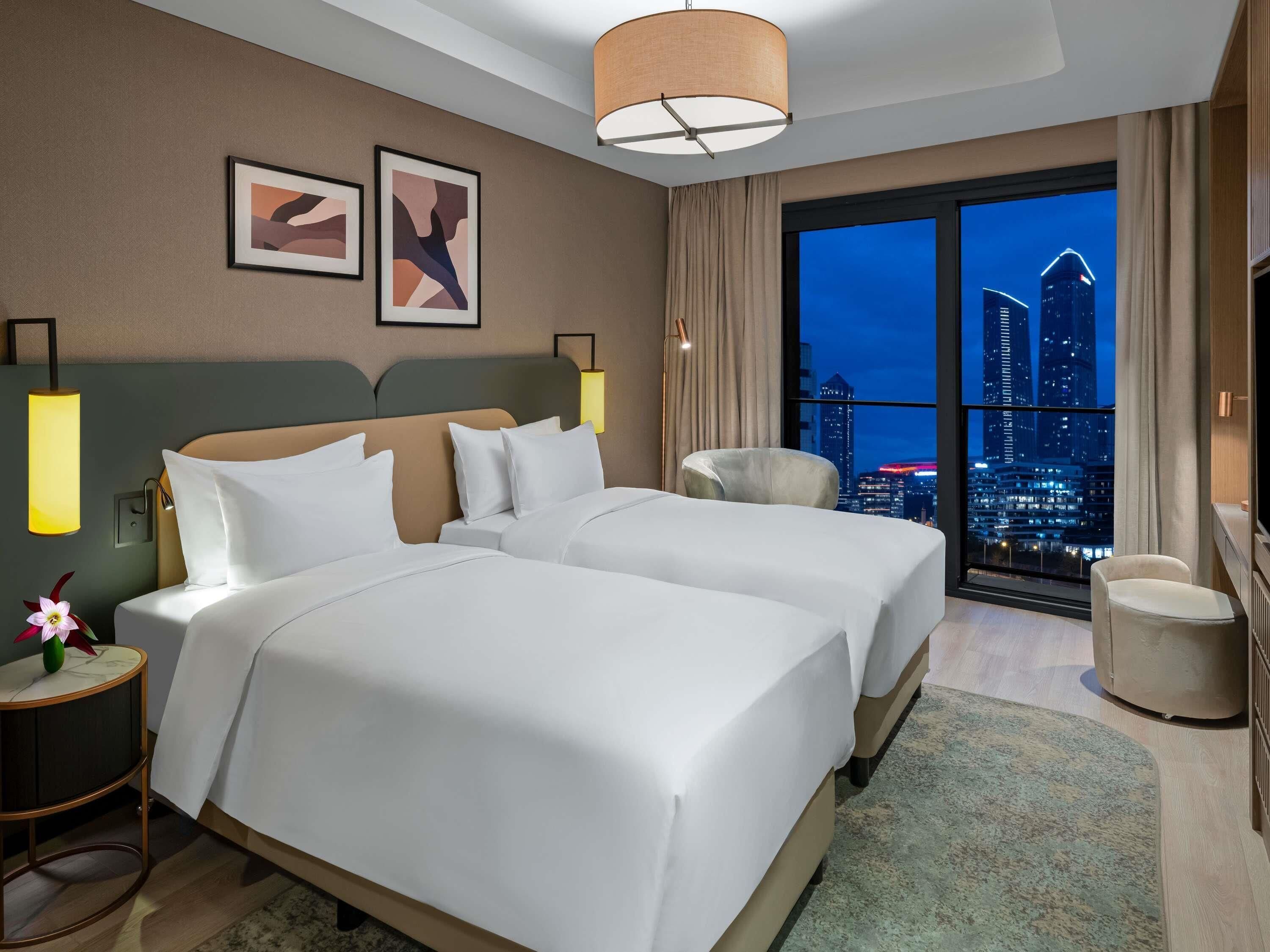 Luxe beddengoed, donsdekens, een kluis op de kamer