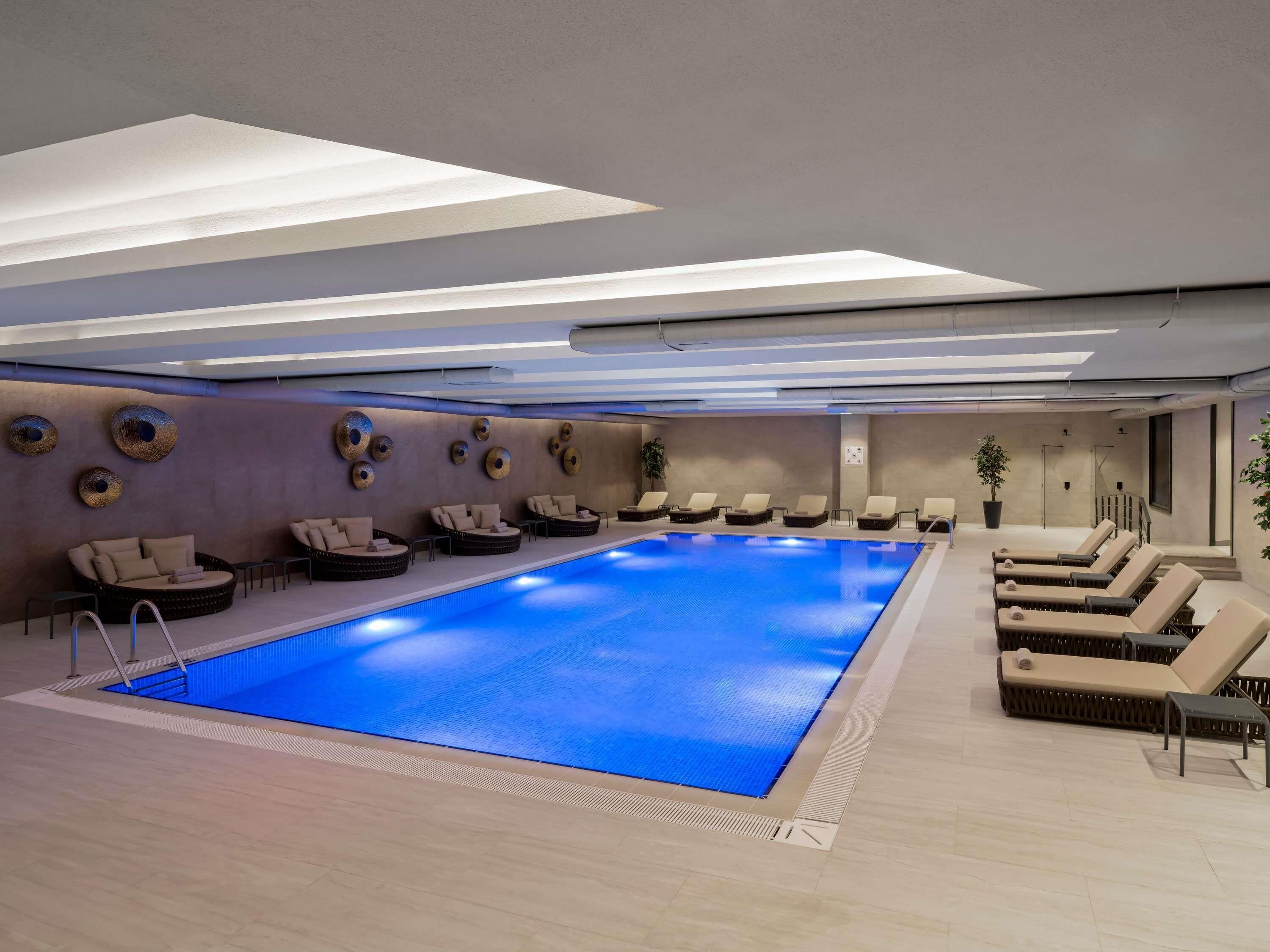 Piscina interna, funciona das 9h às 18h, espreguiçadeiras