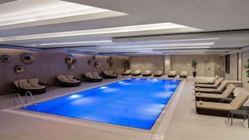 Piscina interna, funciona das 9h às 18h, espreguiçadeiras