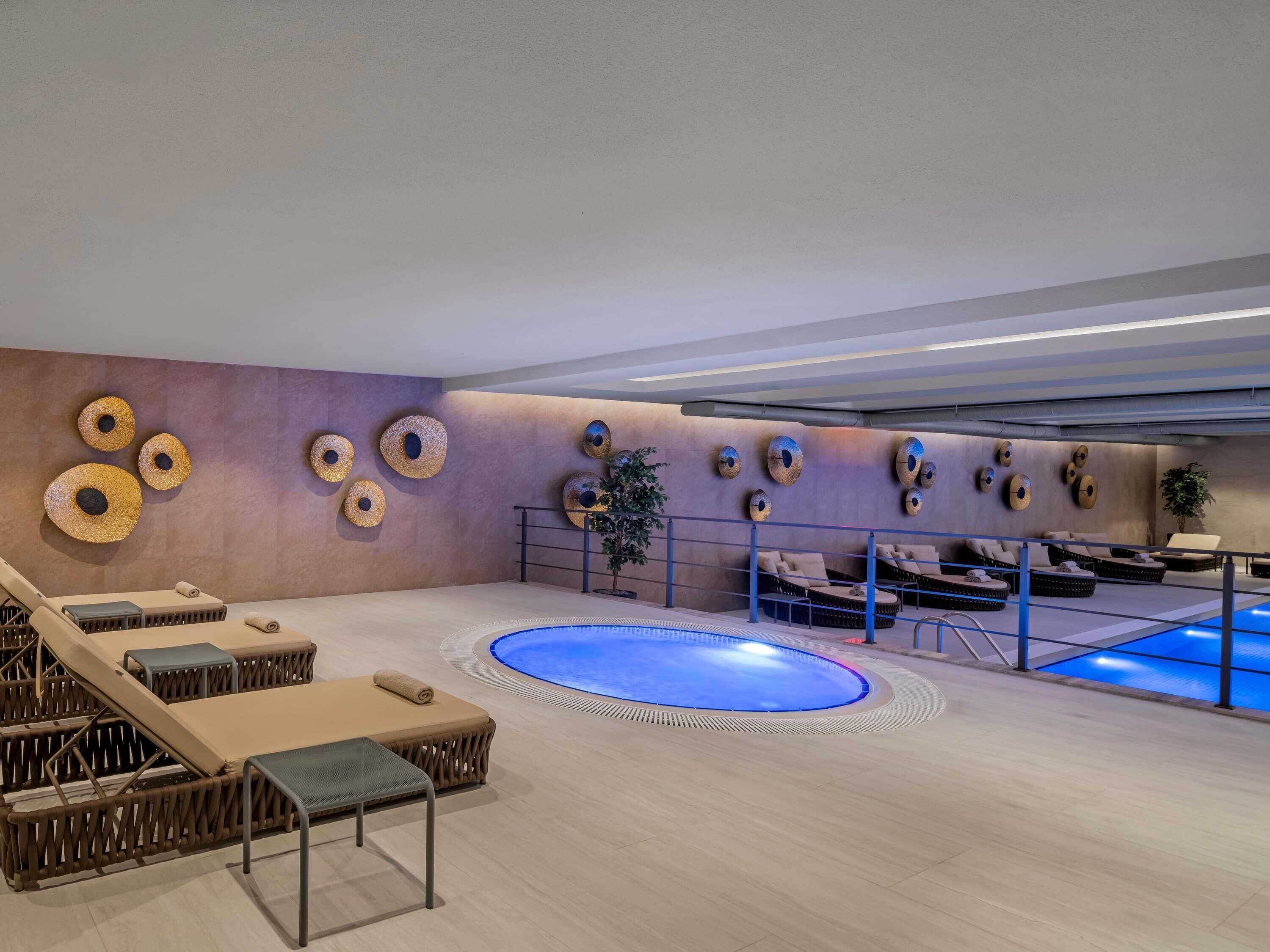 Piscina interna, funciona das 9h às 18h, espreguiçadeiras