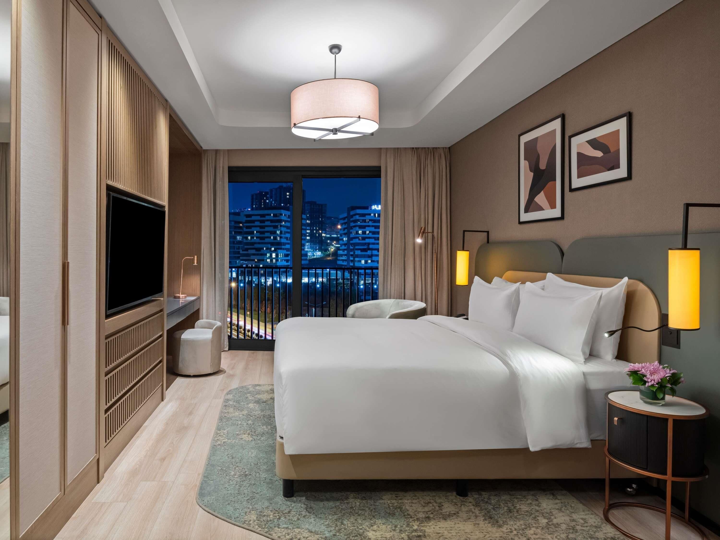 Premium bedding, down comforters, in-room safe, individually decorated