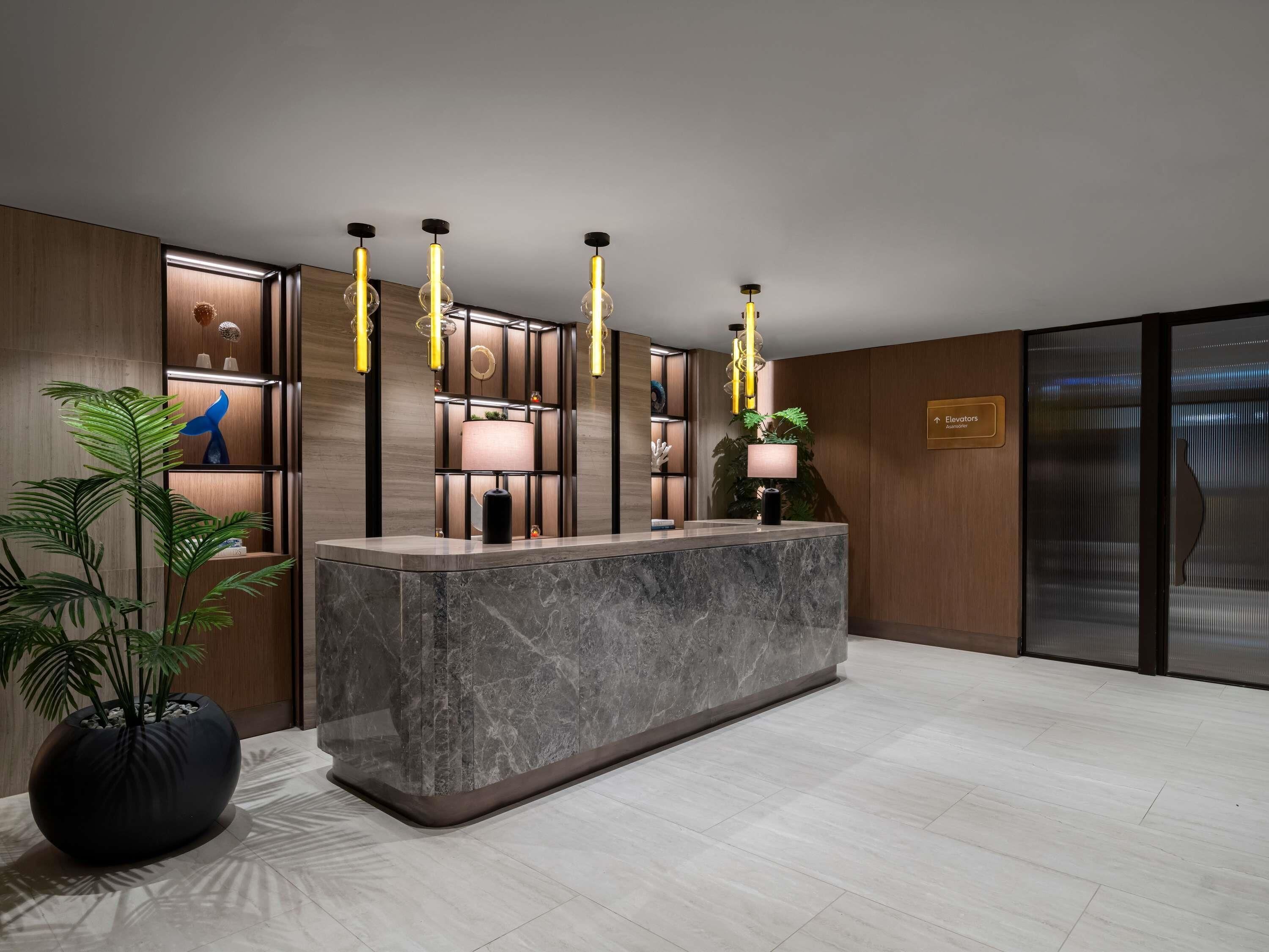 室內游泳池，開放時間為 09:00 至 18:00，提供日光浴躺椅